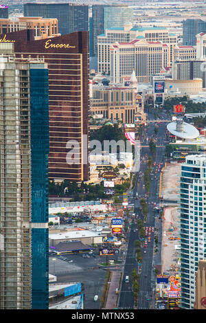 LAS VEGAS, NEVADA - 15 Maggio 2018: vista del famoso Las Vegas Boulevard conosciuto anche come il Las Vegas Strip, con molti resort di lusso hotel casino in vista Foto Stock