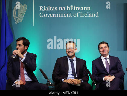 An Taoiseach Leo Varadkar (al centro), il ministro delle Finanze Donohoe pasquale (a destra) e il Ministro per l'alloggiamento di Eoghan Murphy al lancio del progetto Irlanda 2040 fondi in edifici governativi, Dublino. Foto Stock