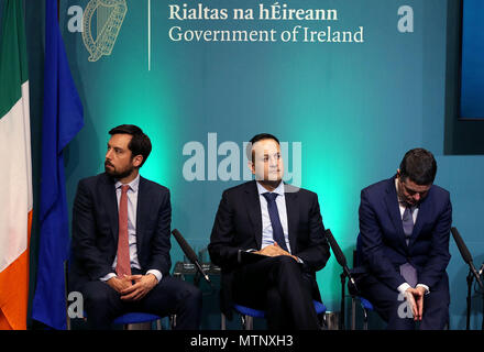 An Taoiseach Leo Varadkar (al centro), il ministro delle Finanze Donohoe pasquale (a destra) e il Ministro per l'alloggiamento di Eoghan Murphy al lancio del progetto Irlanda 2040 fondi in edifici governativi, Dublino. Foto Stock