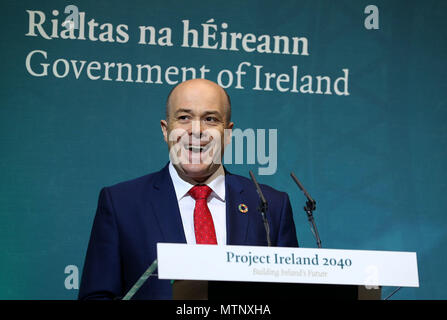 Il ministro delle Comunicazioni Denis Naughten al lancio del progetto Irlanda 2040 fondi in edifici governativi, Dublino. Foto Stock