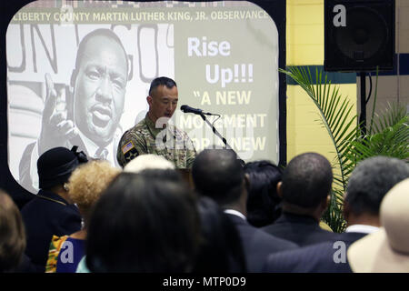 Col. James K. Dooghan, comandante della seconda brigata di fanteria combattere la squadra, terza divisione di fanteria, dà il benvenuto commento a nome della terza ID durante un Martin Luther King Jr. giorno cerimonia al Bradwell Istituto in Hinesville, Ga., 16 gennaio 2017. (U.S. Foto dell'esercito da Staff Sgt. Candace Mundt/rilasciato) Foto Stock