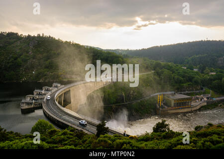 Saint-Just-Saint-Rambert, Francia - 15 Maggio 2018: La diga Grangent, visto durante un rilascio di acqua al tramonto, è un calcestruzzo arch diga costruita nel 1957 sul Foto Stock