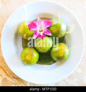 Molte le arance fresche nel piatto Foto Stock