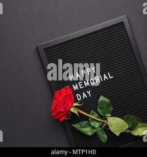 Letterboard nero bianco con lettere in plastica con citazione Happy Memorial Day e di rosa su sfondo nero. Square crop. Foto Stock