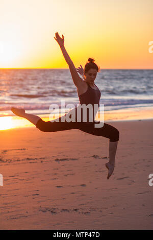 La ballerina sulla spiaggia al tramonto, tempo libero coreografia Foto Stock