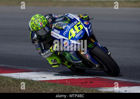 Nove volte Campione del Mondo Valentino Rossi a cavallo della sua Movistar Yamaha M1 factory bike a The Official MotoGP winter test sul circuito di Sepang in Malesia. Foto Stock