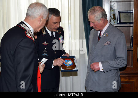 Brig. Gen. Giovanni Pietro Barbano, centro di eccellenza per la stabilità delle unità di polizia (CoESPU) direttore (centro), presenta Carabinieri CoESPU crest a Sua Altezza Reale il Principe Charles, Principe di Galles, durante la visita al centro di eccellenza per la stabilità delle unità di polizia (CoESPU) Vicenza, Italia, Aprile 1, 2017. (U.S. Esercito Foto di Visual Information Specialist Paolo Bovo/rilasciato) Foto Stock