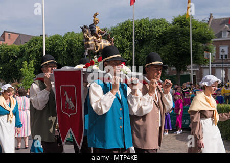 Processione di auto d'o arriva in Saint Waltrude Collegiata durante la Ducasse celebrazioni il 27 maggio 2018 a Mons in Belgio Foto Stock