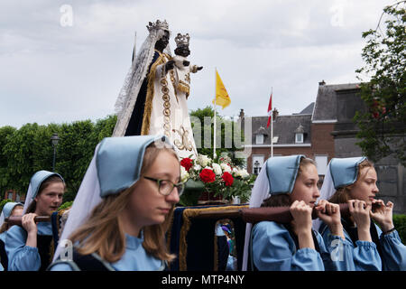 Processione di auto d'o arriva in Saint Waltrude Collegiata durante la Ducasse celebrazioni il 27 maggio 2018 a Mons in Belgio Foto Stock