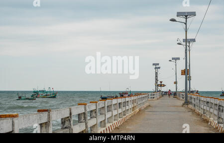 Kien Giang, Vietnam - il Apr 6, 2018. Ponte di pesca del molo su Nam Du isola in Kien Giang, Vietnam. Foto Stock