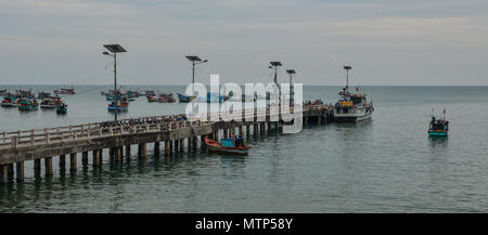 Kien Giang, Vietnam - il Apr 6, 2018. Ponte di pesca del molo su Nam Du isola in Kien Giang, Vietnam. Foto Stock