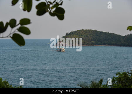 Kien Giang, Vietnam - il Apr 6, 2018. Un traghetto in legno in esecuzione sul mare al giorno di sole in Kien Giang, Vietnam. Foto Stock