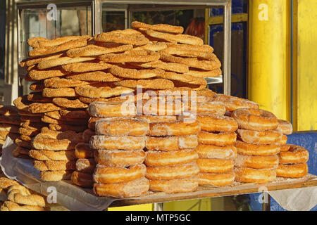 Bagel greco al venditore ambulante di Atene Foto Stock