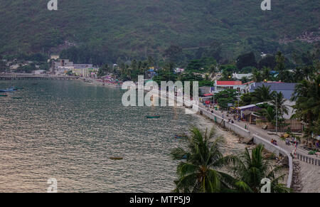 Kien Giang, Vietnam - il Apr 6, 2018. Seaside township su Nam Du isola a sera in Kien Giang, Vietnam. Foto Stock