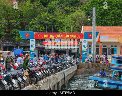 Kien Giang, Vietnam - il Apr 6, 2018. Ponte del molo principale sul Nam Du isola in Kien Giang, Vietnam. Foto Stock