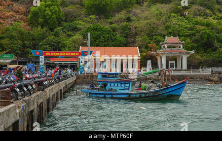 Kien Giang, Vietnam - il Apr 6, 2018. Ponte del molo principale sul Nam Du isola in Kien Giang, Vietnam. Foto Stock