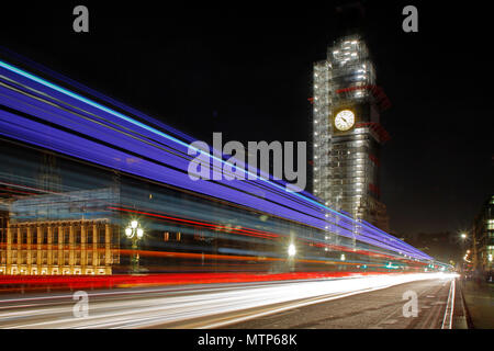 Il Big Ben, Tower QEII rivestita di ponteggi durante il restauro in corso e di ricostruzione. Vista notturna dal Westminster Bridge con luce-sentieri Foto Stock