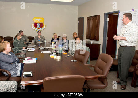 David Ringel, senior vice presidente delle operazioni, MainStream GS, parla di una classe in corrispondenza della linea di dovere (LOD) determinazione il miglioramento continuo dei processi evento a Little Rock Air Force Base, arca. gen. 25, 2017. Ringel è un 'Master cintura nera,' livello esperto in materia di contratti di lavoro con Air Force riserva personale di comando per identificare problemi all'interno di progetti prioritari e la ricerca di soluzioni in grado di aumentare le prestazioni e l'efficienza. (U.S. Air Force foto di Master Sgt. Jeff Walston/rilasciato) Foto Stock