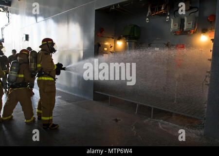 Stati Uniti I soldati dell esercito, con i mezzi di trasporto 411 distacco, reagire a un drill incendio a bordo del supporto logistico Nave - 5 (LSV-5) "MG Charles P. lordo" nel Golfo Arabico, Gennaio 24, 2017. (U.S. Foto dell'esercito da Staff Sgt. Dalton Smith) Foto Stock