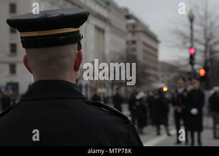 La 58a inaugurazione presidenziale ha segnato il giuramento di Donald J. Trump come 45 ° presidente degli Stati Uniti il 20 gennaio 2017, a Washington, D.C. le unità militari provenienti da tutte le forze armate hanno contribuito al sostegno cerimoniale e alla sicurezza durante la parata inaugurale. Questa stampa fotografica storica registra la partecipazione congiunta del personale in uniforme nella capitale. Foto Stock