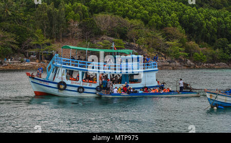 Kien Giang, Vietnam - il Apr 6, 2018. Barche di legno che trasportano i turisti in mare al giorno di sole in Kien Giang, Vietnam. Foto Stock