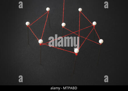 Struttura organizzativa o sociale il concetto di rete con perni e thread che illustra le tiranterie Foto Stock
