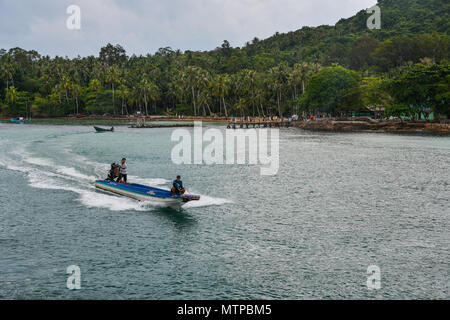 Kien Giang, Vietnam - il Apr 6, 2018. Un motoscafo in esecuzione sul mare al giorno di sole in Kien Giang, Vietnam. Foto Stock