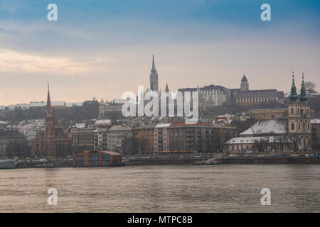 Budapest Ungheria, 7 febbraio 2018. Guardando oltre il Fiume Danubio verso il Bastione dei Pescatori di Buda Foto Stock