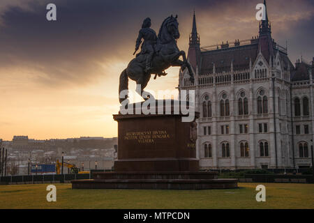 Budapest Ungheria, 7 febbraio 2018. Monumento equestre di Ferenc II Rakoczi, Principe della Transilvania, di fronte al parlamento ungherese edificio Foto Stock