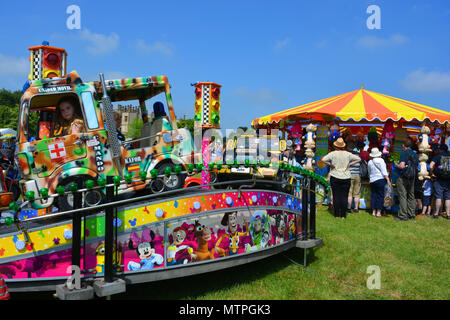 Famiglie godendo una giornata fuori all'annuale Sherborne Castle Country Fair, Sherborne, Dorset, Inghilterra Foto Stock