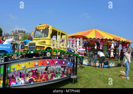 Famiglie godendo una giornata fuori all'annuale Sherborne Castle Country Fair, Sherborne, Dorset, Inghilterra Foto Stock