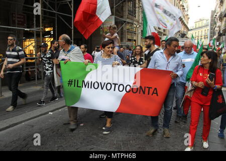 Napoli, Italia. 29 Maggio, 2018. La manifestazione del M5S a Napoli con i militanti del M5S e con il leader politico Luigi Di Maio. Credito: Salvatore Esposito/Pacific Press/Alamy Live News Foto Stock