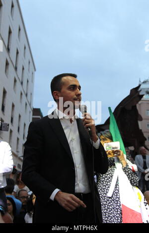 Napoli, Italia. 29 Maggio, 2018. La manifestazione del M5S a Napoli con i militanti del M5S e con il leader politico Luigi Di Maio. Credito: Salvatore Esposito/Pacific Press/Alamy Live News Foto Stock