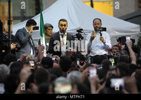 Napoli, Italia. 29 Maggio, 2018. La manifestazione del M5S a Napoli con i militanti del M5S e con il leader politico Luigi Di Maio. Credito: Salvatore Esposito/Pacific Press/Alamy Live News Foto Stock