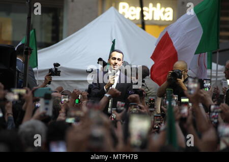 Napoli, Italia. 29 Maggio, 2018. La manifestazione del M5S a Napoli con i militanti del M5S e con il leader politico Luigi Di Maio. Credito: Salvatore Esposito/Pacific Press/Alamy Live News Foto Stock