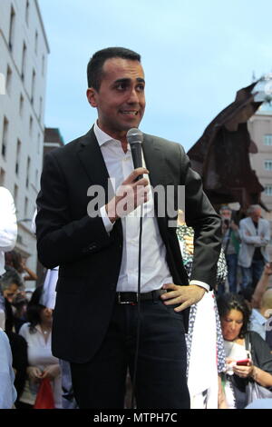 Napoli, Italia. 29 Maggio, 2018. La manifestazione del M5S a Napoli con i militanti del M5S e con il leader politico Luigi Di Maio. Credito: Salvatore Esposito/Pacific Press/Alamy Live News Foto Stock