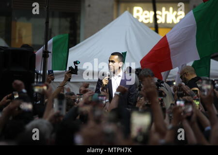 Napoli, Italia. 29 Maggio, 2018. La manifestazione del M5S a Napoli con i militanti del M5S e con il leader politico Luigi Di Maio. Credito: Salvatore Esposito/Pacific Press/Alamy Live News Foto Stock