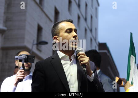 Napoli, Italia. 29 Maggio, 2018. La manifestazione del M5S a Napoli con i militanti del M5S e con il leader politico Luigi Di Maio. Credito: Salvatore Esposito/Pacific Press/Alamy Live News Foto Stock