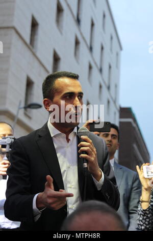 Napoli, Italia. 29 Maggio, 2018. La manifestazione del M5S a Napoli con i militanti del M5S e con il leader politico Luigi Di Maio. Credito: Salvatore Esposito/Pacific Press/Alamy Live News Foto Stock