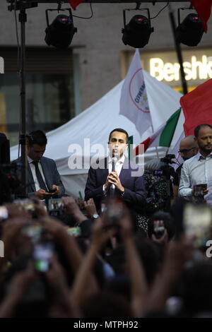 Napoli, Italia. 29 Maggio, 2018. La manifestazione del M5S a Napoli con i militanti del M5S e con il leader politico Luigi Di Maio. Credito: Salvatore Esposito/Pacific Press/Alamy Live News Foto Stock