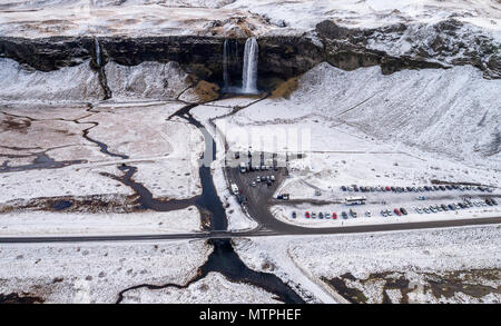 Cascate Seljalandsfoss ricoperta di ghiaccio durante l'inverno una vista aerea, Islanda Foto Stock