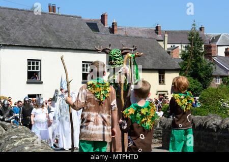 Vittoria per il Green Man di Clun sul ghiaccio regina in una battaglia per bandire l'inverno e estate di ripristino sul ponte medievale nel maggio Shropshire England Regno Unito Foto Stock
