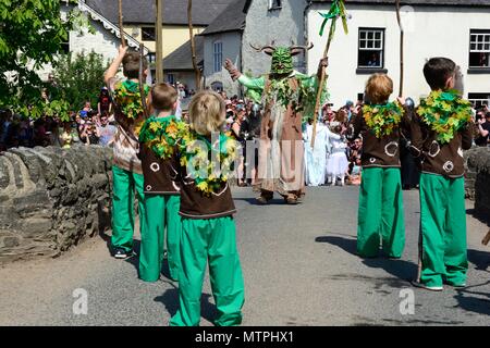 Vittoria per il Green Man di Clun sul ghiaccio regina in una battaglia per bandire l'inverno e estate di ripristino sul ponte medievale nel maggio Shropshire England Regno Unito Foto Stock