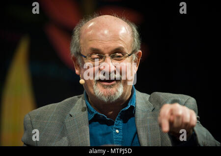 Salman Rushdie parlando sul palco a Tata tenda a Hay Festival 2018 Hay-on-Wye Powys Wales UK Foto Stock