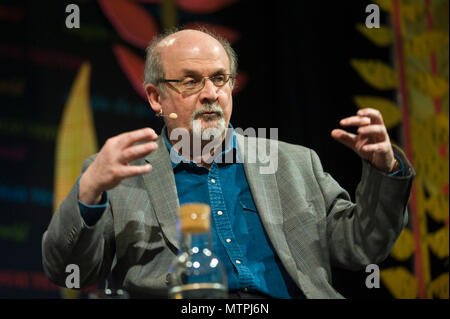 Salman Rushdie parlando sul palco a Tata tenda a Hay Festival 2018 Hay-on-Wye Powys Wales UK Foto Stock