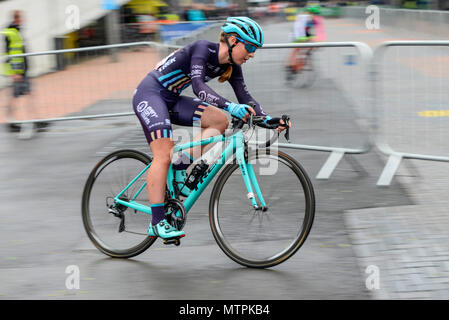 Annie Simpson di Trek scende racing in elite donna 2018 OVO Energy Tour ciclo serie gara a Wembley, Londra, Regno Unito. Round 7 bike race. Foto Stock