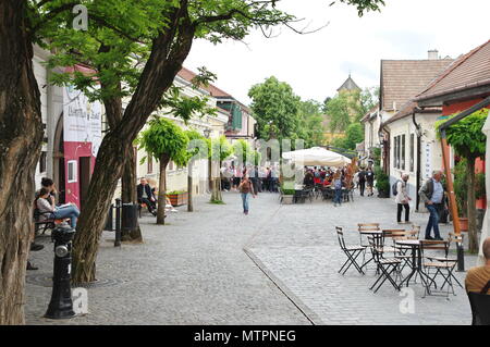 Szentendre, Ungheria - 17 Maggio 2018: piccola cittadina vicino a Budapest, capitol di Ungheria. Dumtsa Jenő street. È possibile vedere i negozi, pub e ristoranti. Foto Stock