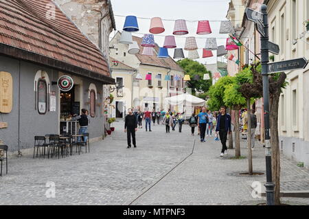 Szentendre, Ungheria - 17 Maggio 2018: piccola cittadina vicino a Budapest, capitol di Ungheria. Dumtsa Jenő street. È possibile vedere i negozi, pub e ristoranti. Foto Stock