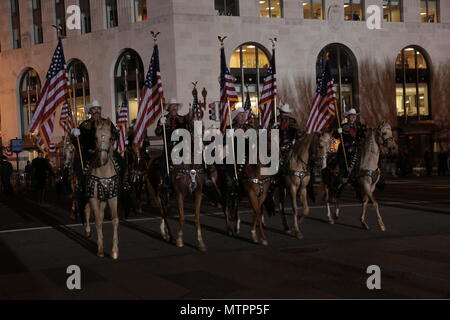 Donald J. Trump (nato nel 1946) è il 45° presidente degli Stati Uniti, inaugurato il 20 gennaio 2017, durante la 58a inaugurazione presidenziale a Washington, D.C. più di 5.000 membri militari statunitensi hanno fornito supporto cerimoniale e alla difesa delle autorità civili durante il periodo inaugurale. L'immagine d'archivio registra i membri del servizio in uniforme che partecipano alla parata inaugurale lungo Pennsylvania Avenue. Foto Stock