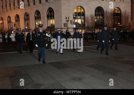 Donald J. Trump (nato nel 1946) è il 45° presidente degli Stati Uniti, inaugurato il 20 gennaio 2017, durante la 58a inaugurazione presidenziale a Washington, D.C. più di 5.000 membri militari statunitensi hanno fornito supporto cerimoniale e alla difesa delle autorità civili durante il periodo inaugurale. L'immagine d'archivio registra i membri del servizio in uniforme che partecipano alla parata inaugurale lungo Pennsylvania Avenue. Foto Stock